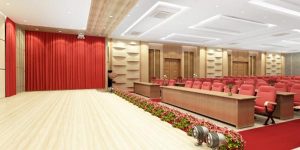 Với không gian rộng như hội trường thì chọn những màu nóng và lạnh đứng cạnh nhau