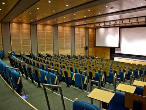 Dùng ghế hội trường thiết kế thông minh giúp tiết kiệm diện tích